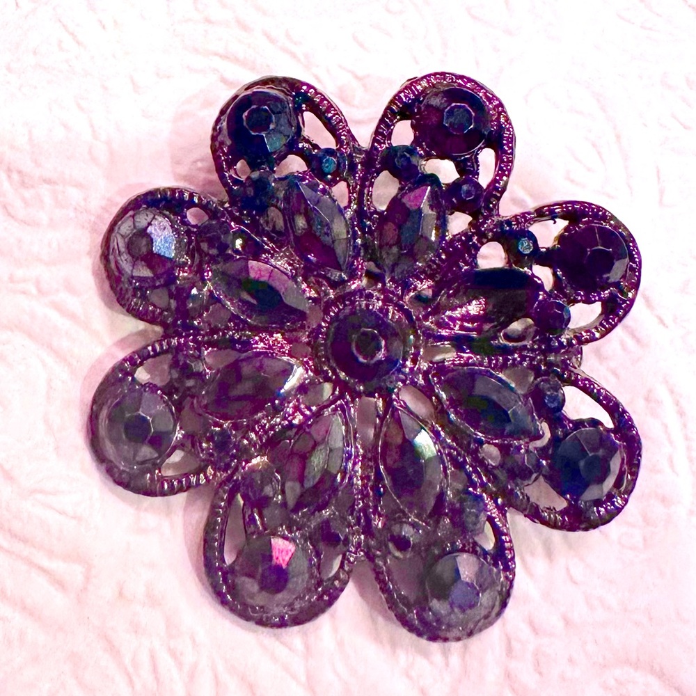 Pretty Black Pin
8 Stem Flower Brooch